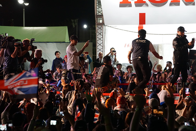 ハミルトン選手がスマホを使った自撮りに挑戦！