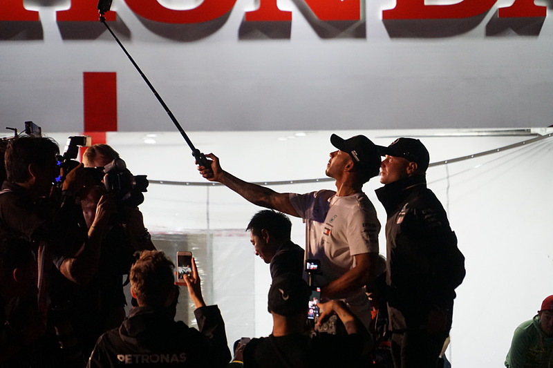 自撮り棒での撮影に挑戦するルイス・ハミルトン選手