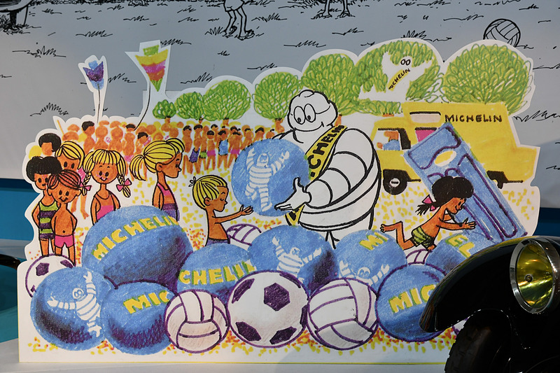 通路を進んでいくと、時代が新しくなってくるのが分かる。最後の展示物はなぜかソーラー自転車