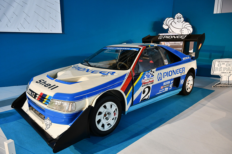 通路を進んでいくと、時代が新しくなってくるのが分かる。最後の展示物はなぜかソーラー自転車