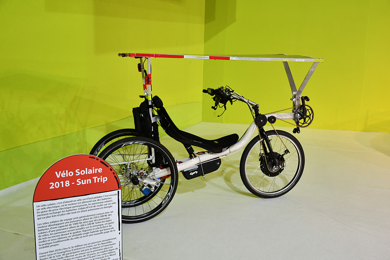 通路を進んでいくと、時代が新しくなってくるのが分かる。最後の展示物はなぜかソーラー自転車