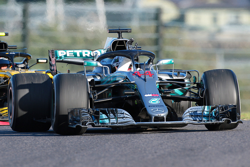 優勝してウイニングランするルイス・ハミルトン選手（44号車 メルセデス）