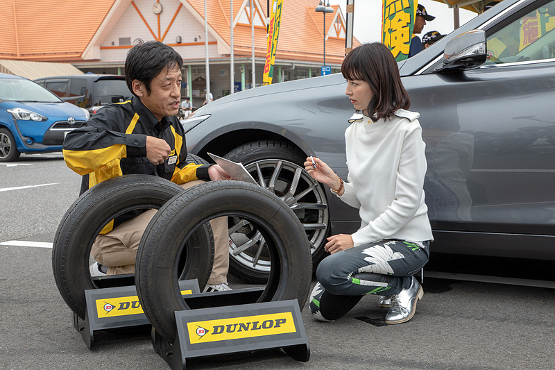 ダンロップタイヤ関東のスタッフからタイヤ点検のレクチャーを受ける平井さん。普段はガソリンスタンドで点検を受けており、自分で点検をしたことはないとのこと