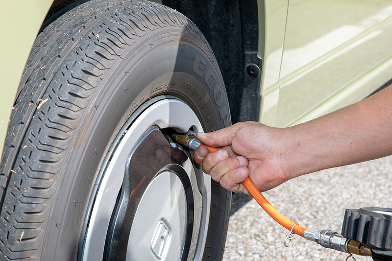 溝の計測、空気圧チェック、バルブからの空気漏れ検査を4輪とも行なってもらえた。目には見えないが、タイヤにとって空気は「とても大切な部品」とのこと。ちなみにタイヤの空気圧はひと月経つと約5％ほど自然に減るとのことだけに、空気圧は「月に1回」計測することが望ましいという