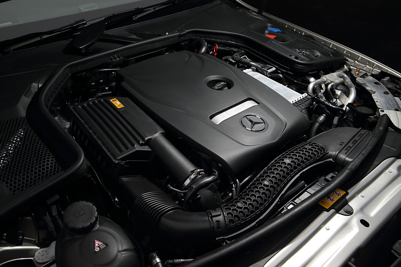 C 180 カブリオレ スポーツが搭載する直列4気筒DOHC 1.6リッター直噴ターボ「M274」型エンジンは最高出力115kW（156PS）/5300rpm、最大トルク250Nm（25.5kgfm）/1200-4000rpmを発生