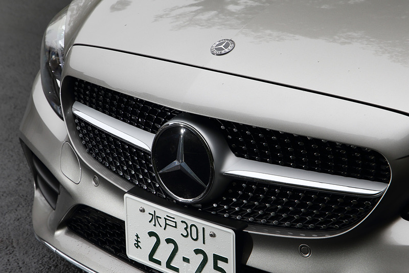 C 180 カブリオレ スポーツ（615万円）のボディサイズは4696×1810×1411mm（全長×全幅×全高）、ホイールベースは2840mm。ボディカラーはモハーベシルバー、ソフトトップはダークレッド。ウルトラハイビーム付の「マルチビームLEDヘッドライト」は片側に84個のLEDを用い、650m以上の距離で基準照度の1ルクス以上の明るさを発揮