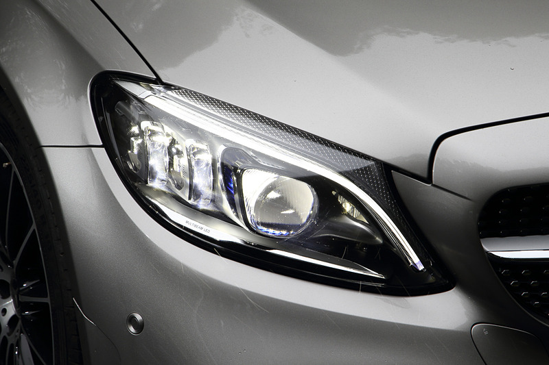 C 180 カブリオレ スポーツ（615万円）のボディサイズは4696×1810×1411mm（全長×全幅×全高）、ホイールベースは2840mm。ボディカラーはモハーベシルバー、ソフトトップはダークレッド。ウルトラハイビーム付の「マルチビームLEDヘッドライト」は片側に84個のLEDを用い、650m以上の距離で基準照度の1ルクス以上の明るさを発揮