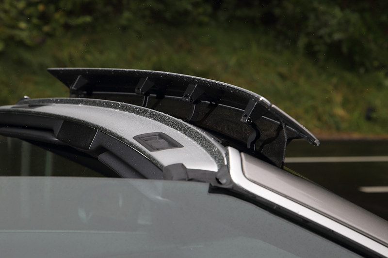 クランベリーレッドカラーのインテリア。フロントウィンドウ上部にディフレクターが備わり、空気の流れを上方に跳ね上げることで室内への風の巻き込みを抑制。また、前席のヘッドレストからは温風が出るので寒い日でもオープンドライブが楽しめる