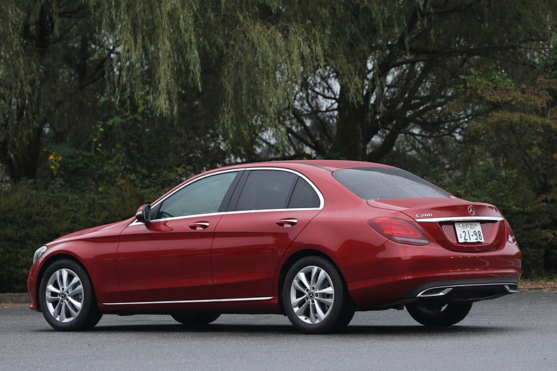 C 200 アバンギャルド（552万円）のボディサイズは4686×1810×1442mm（全長×全幅×全高）。ボディカラーはヒヤシンスレッド