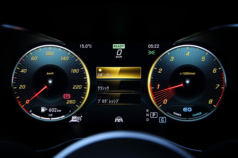 専用デザインを用いた12.3インチのコクピットディスプレイ。クラシック/スポーツ/プログレッシブを選択可能