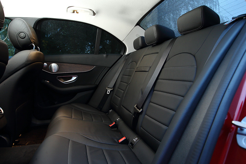 インテリアカラーはレザーブラック