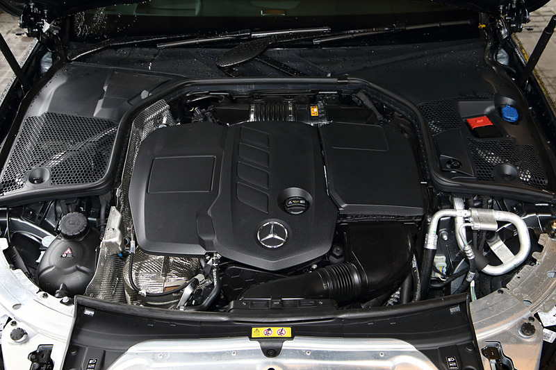 直列4気筒DOHC 2.0リッター直噴ディーゼルターボ「OM654」型エンジンの最高出力は143kW（194PS）/3800rpm、最大トルクは400Nm（40.8kgfm）/1600-2800rpmを発生