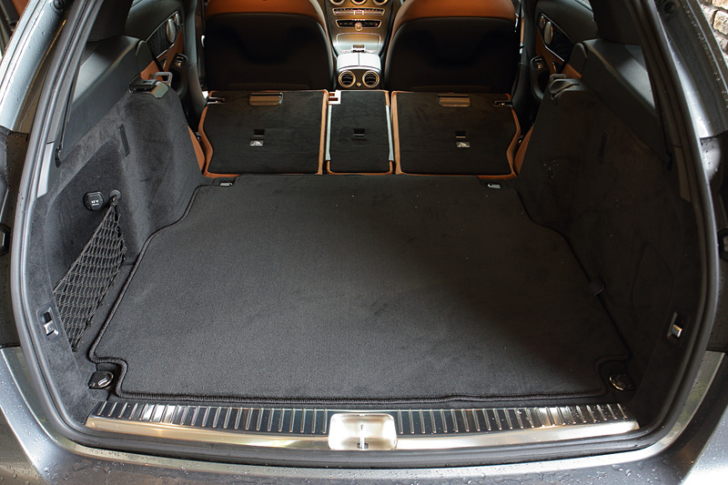 インテリアカラーはサドルブラウン/ブラック