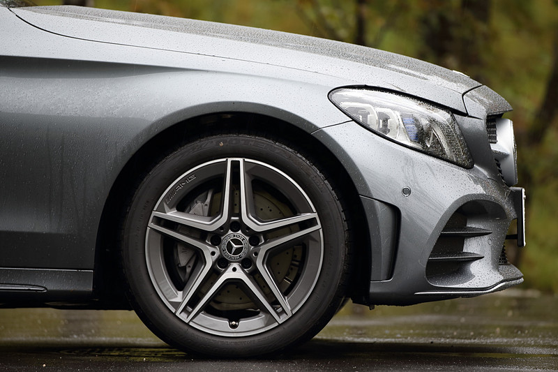 C 220 d ステーションワゴン アバンギャルド（602万円）のボディサイズは4702×1810×1457mm（全長×全幅×全高）。ボディカラーはセレナイトグレー