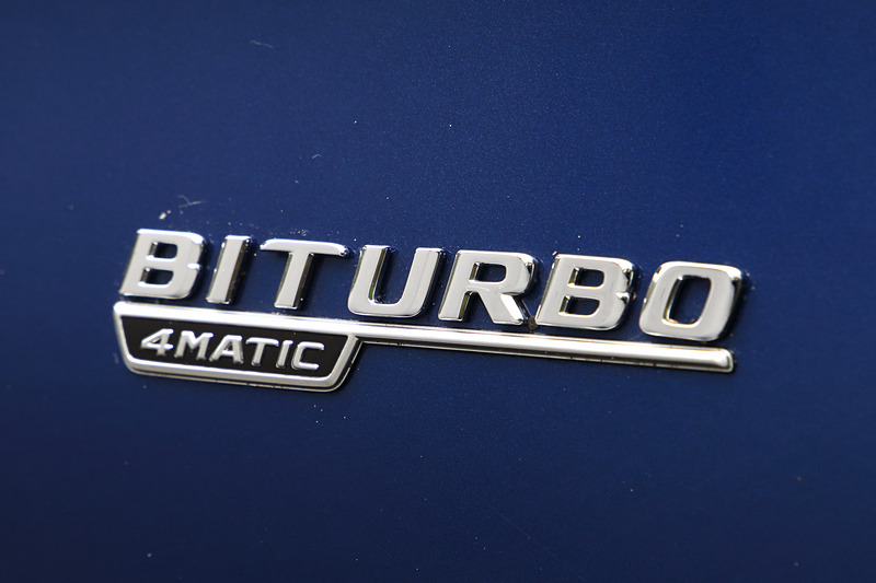 メルセデス AMG C 43 4MATIC（940万円）のボディサイズは4699×1810×1429mm（全長×全幅×全高）。ボディカラーはブリリアントブルー