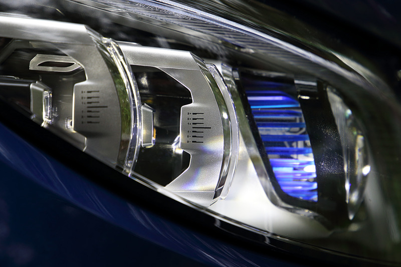 メルセデス AMG C 43 4MATIC（940万円）のボディサイズは4699×1810×1429mm（全長×全幅×全高）。ボディカラーはブリリアントブルー