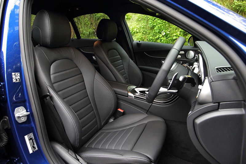 インテリアカラーはレザーブラック