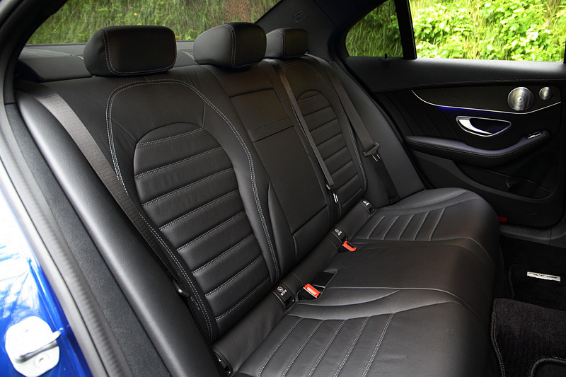 インテリアカラーはレザーブラック