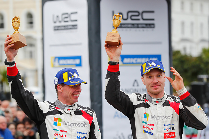 総合2位となったヤリスWRC #7号車のミーカ・アンティラ選手（左）、ヤリ-マティ・ラトバラ選手（右）