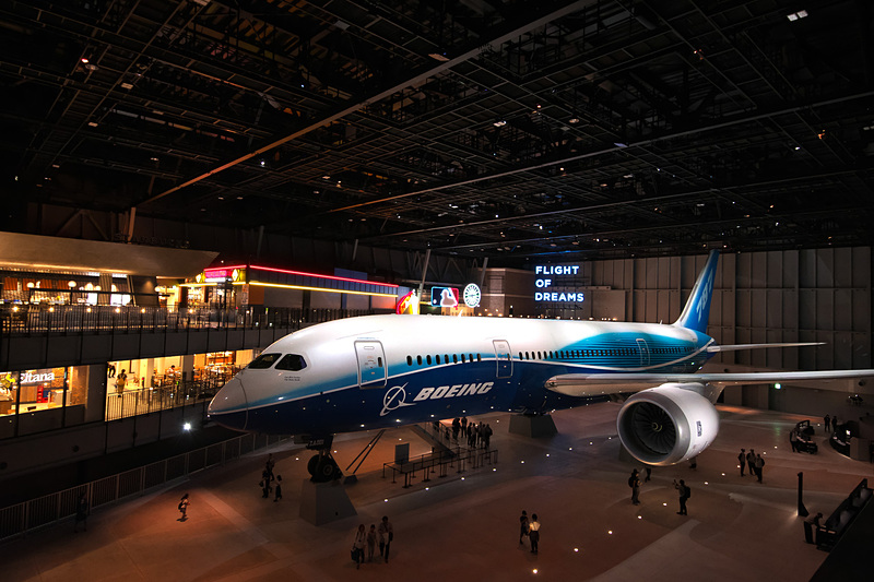 1階がコンテンツの用意された有料エリア、2階・3階が食事のできる無料エリアとなる