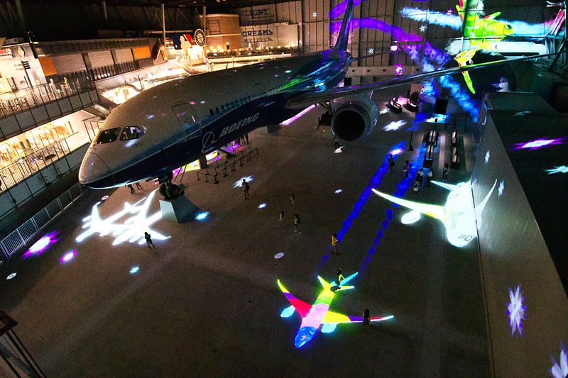 毎時15分と45分には、プロジェクションマッピングを行なう