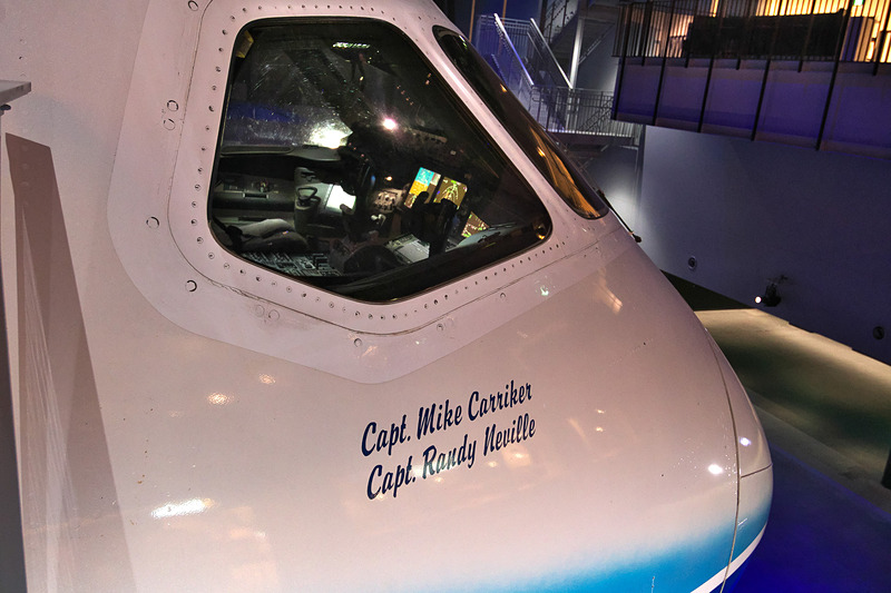 コクピットの窓にはパイロットの名前が