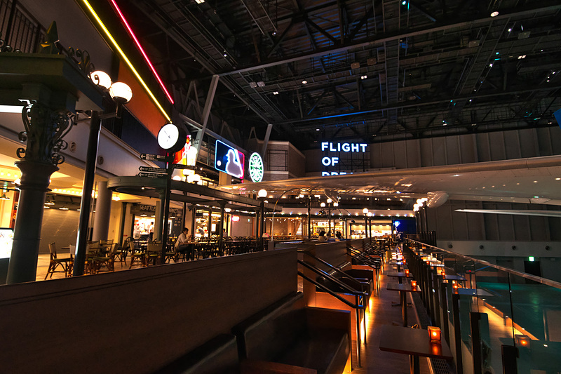 無料エリアのシアトル・テラスでは、翼の下で食事が楽しめる