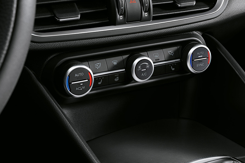 デュアルゾーン式フルオートエアコンを装備