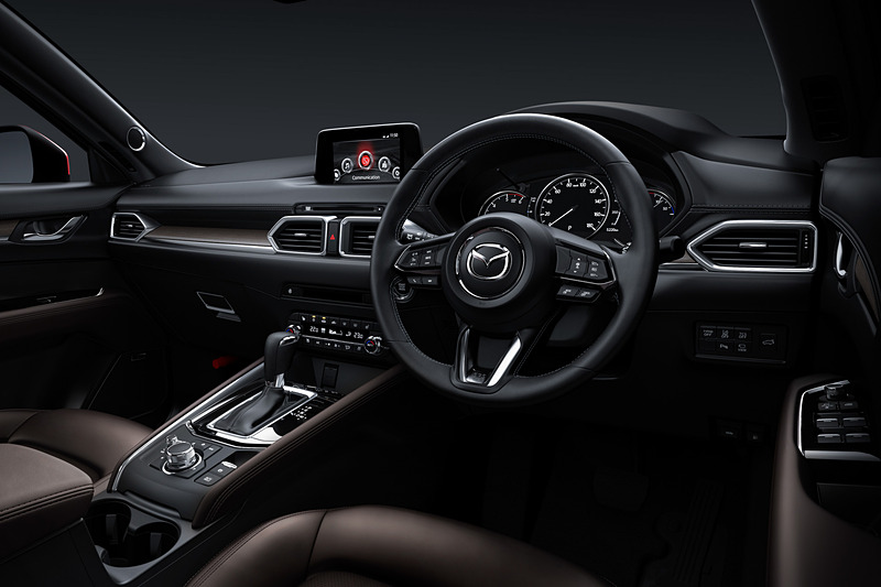 標準スピーカー装着車のAピラー付け根部分にトゥイーターを追加して6スピーカー化。Aピラートリムの表面素材を樹脂からファブリックに変更している