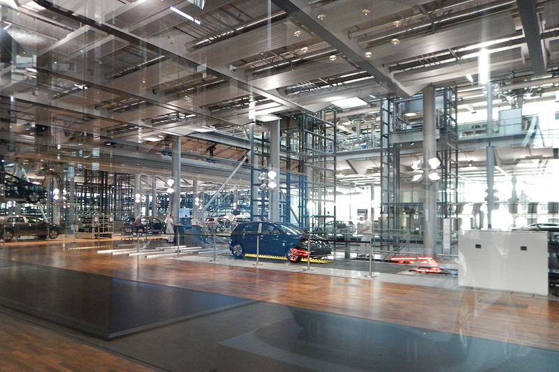 2017年まで「フェートン」を、現在はEV「e-ゴルフ」の生産を行なうドレスデン工場内はガラス張りで作られるとともにフロアにメープルウッドを用い、明るく開放的な雰囲気が特徴