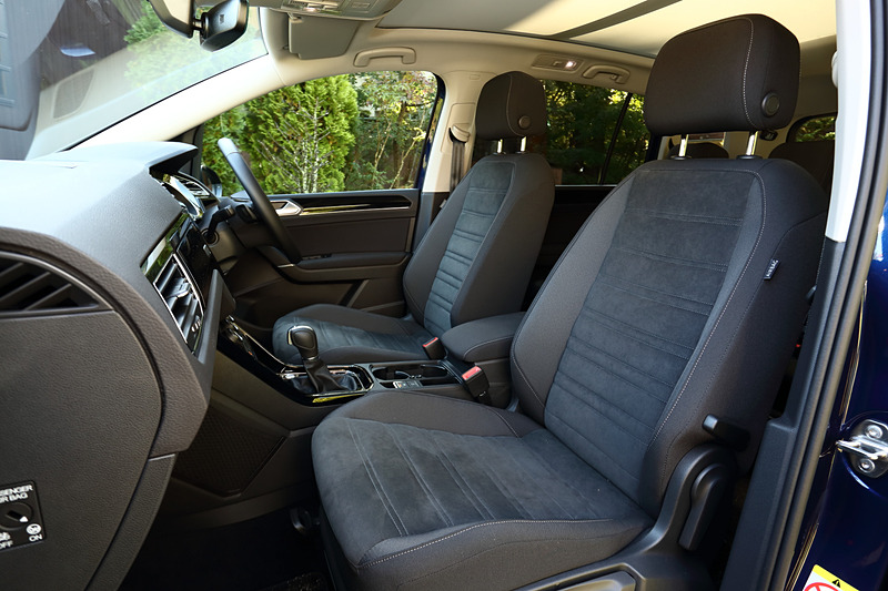 撮影車は後席一体型のチャイルドシート（オプション）を装着。後付け感のないすっきりしたデザインを好まれる人にオススメの装備。適応体重は15～36kg