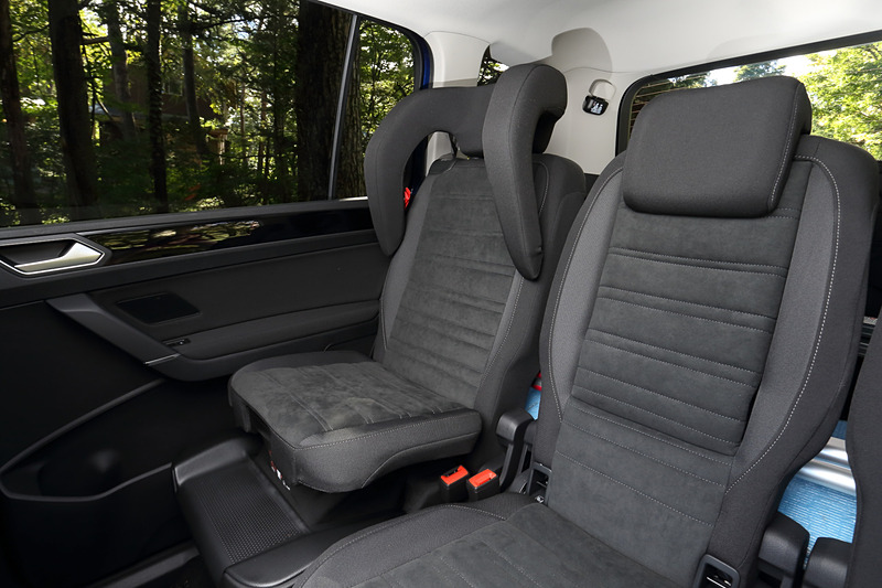 撮影車は後席一体型のチャイルドシート（オプション）を装着。後付け感のないすっきりしたデザインを好まれる人にオススメの装備。適応体重は15～36kg