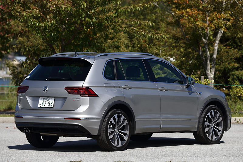 今回試乗したのは8月29日に日本導入された2.0リッターディーゼルターボエンジンを搭載する「ティグアン TDI 4MOTION」。写真のR-Lineのボディサイズは4500×1860×1675mm（全長×全幅×全高）、ホイールベースは2675mmとガソリン仕様と共通。価格は524万円。なお、ガソリン仕様の駆動方式は2WD（FF）のみの設定になるが、今回のディーゼル仕様は全グレード4WDになる