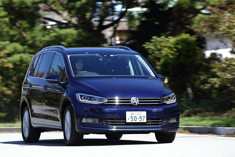 7人乗りコンパクトミニバン「ゴルフ トゥーラン」にTDIエンジンを搭載した「ゴルフ トゥーラン TDI」。写真の「TDI ハイライン」の価格は407万9000円。エンジン出力はティグアン TDI 4MOTIONと同様だが、JC08モード燃費は19.3km/Lをマーク