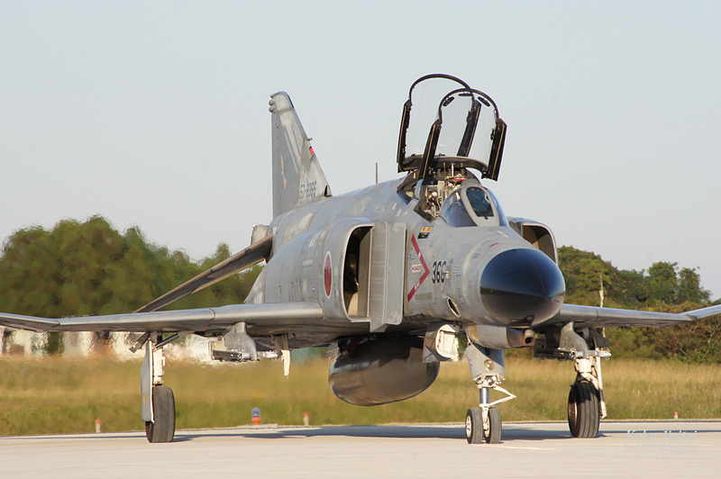 “ファントム”の愛称で呼ばれる戦闘機「F-4EJ（改）」が、MotoGP 日本グランプリ決勝前に歓迎フライト展示