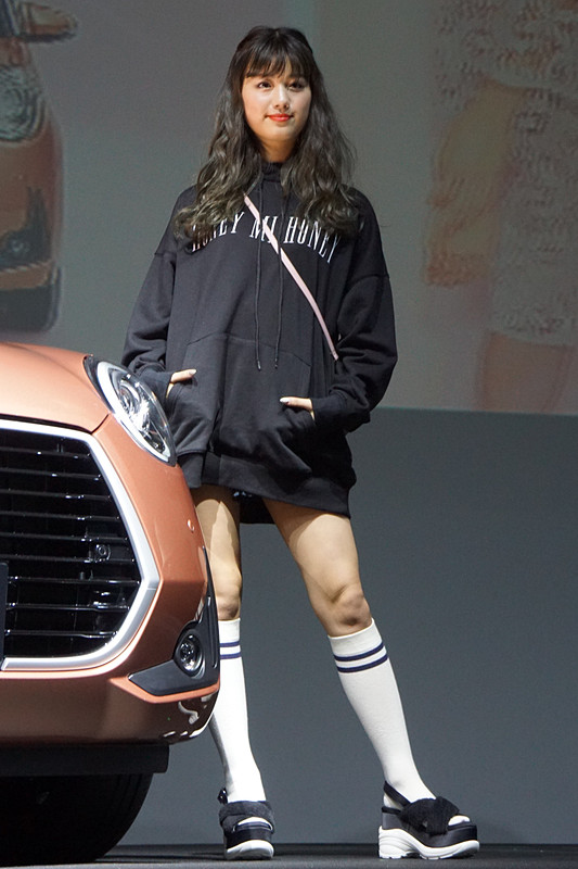 鈴木奈々さんとジャングルポケットさんが新型パッソと一緒にファッションショーのランウェイを歩いた