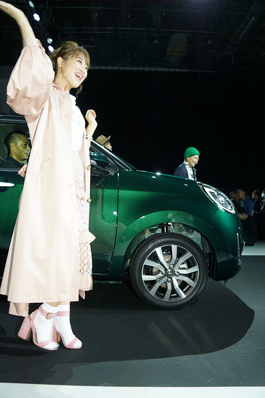 鈴木奈々さんとジャングルポケットさんが新型パッソと一緒にファッションショーのランウェイを歩いた