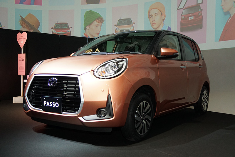 新型パッソとHONEY MI HONEYのアイテムを並べた展示