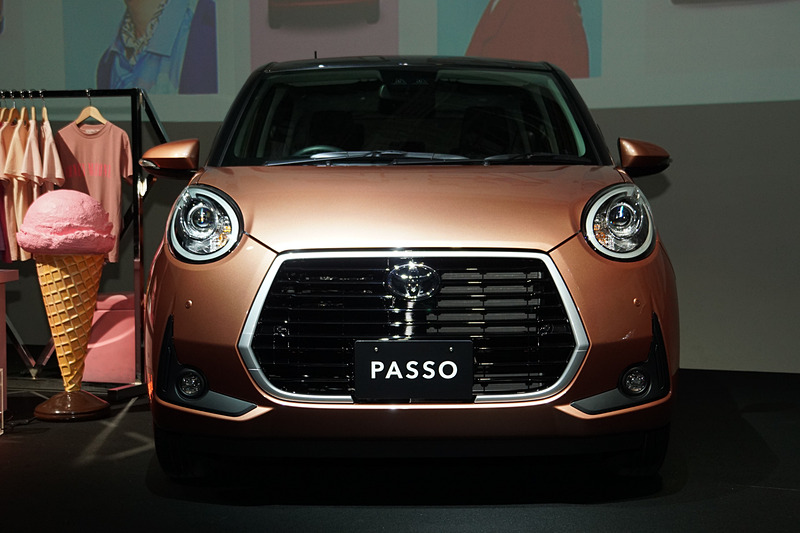 新型パッソとHONEY MI HONEYのアイテムを並べた展示