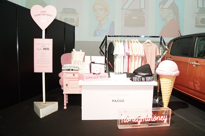 新型パッソとHONEY MI HONEYのアイテムを並べた展示