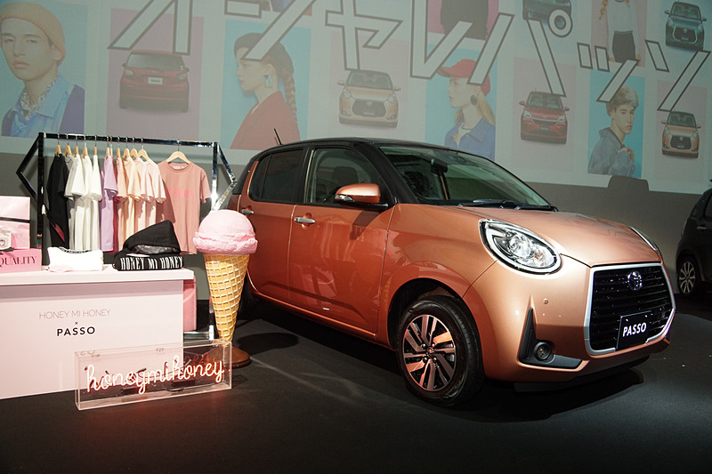 新型パッソとHONEY MI HONEYのアイテムを並べた展示