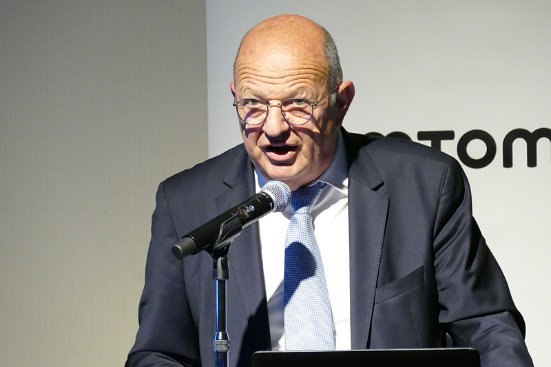 「次世代モビリティのプラットフォームを実現する革新的なデジタル地図」と題する講演を行なった、TomTom 本社取締役会メンバーのアラン・デ・タイエ氏