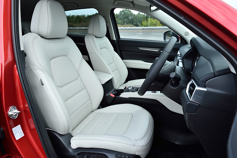 撮影車両は「25T L Package」