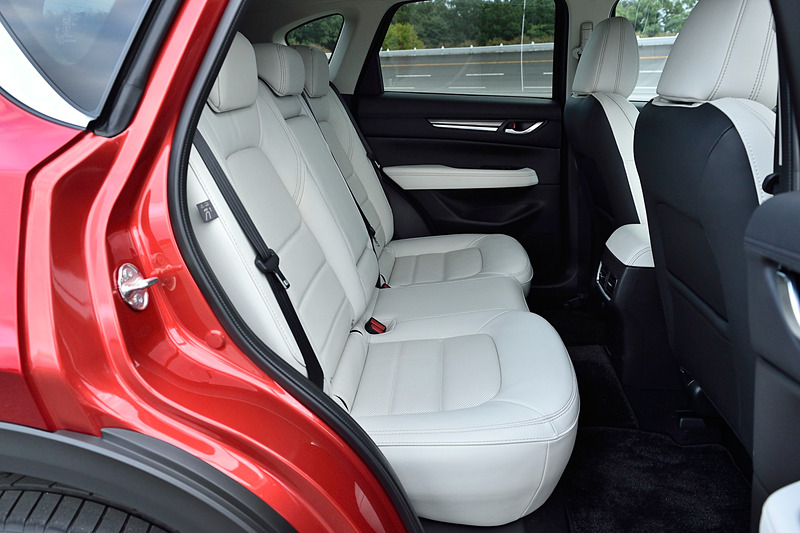 撮影車両は「25T L Package」