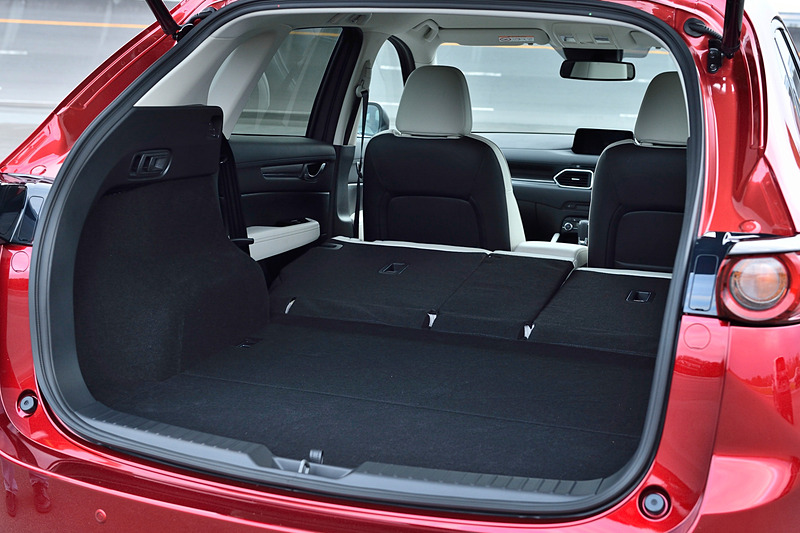 撮影車両は「25T L Package」