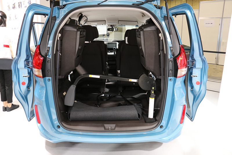 フリードとステップワゴンに装着可能なチェアサポートリフト