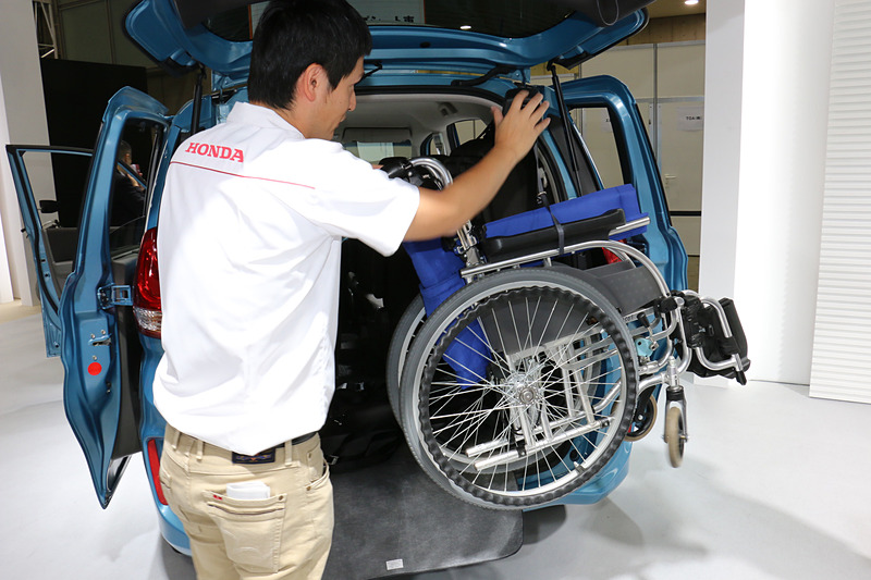 チェアサポートリフトを使った車いすの載せ降ろしデモも行なわれた