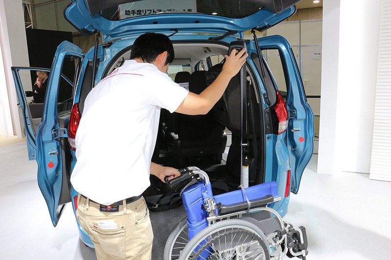 チェアサポートリフトを使った車いすの載せ降ろしデモも行なわれた