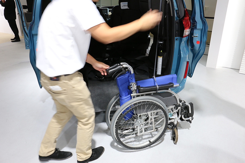 チェアサポートリフトを使った車いすの載せ降ろしデモも行なわれた