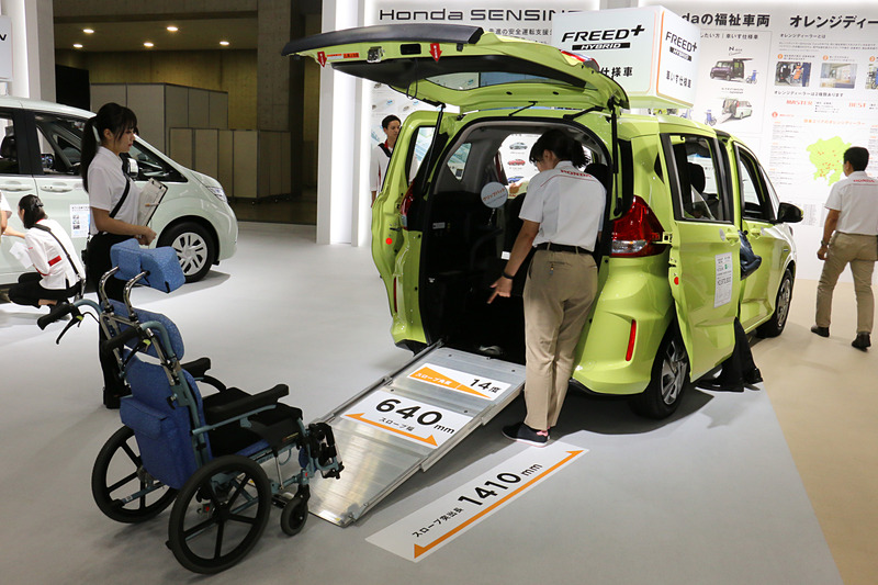 アルミスロープの先に、新製品となる「フローリングチェアマット」を装着。発泡ポリプロピレン製で表面に木目を模した凹凸が施され、滑りにくくなっている